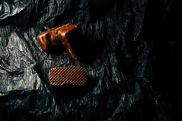 포토 JPG 해외이미지 음식 조각 백그라운드 재료 디저트 사탕 선물 사람없음 갈색 우주 초콜릿 검은색 어둠 바 달콤 맛 인스턴트 티스푼 설탕 먹기 뿌리기 스위스 향신료 호두 토핑 시럽 칼로리 코코아 덩어리 고립 프랄린 개조 해외포토 유럽 음료 컬러 컨셉 모션 숟가락 견과류 향미료 파일형식 이미지허브