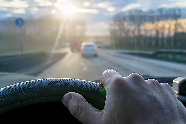 포토 JPG 해외이미지 손 응시 도로 길 여행 자동차 유리 하늘 사람 사람없음 빛 태양 일몰 운전 광선 시간 바퀴 고속도로 운전사 저녁 위험 사건 불안 위협 노려봄 방법 자동 해외포토 자연요소 직업 시선 감정 육상교통 컨셉 교통시설 모션 재질 표정 신체부위 노을 야간 파일형식 이미지허브