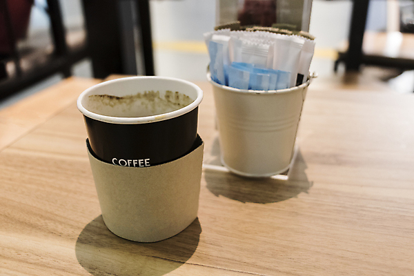 포토 JPG 해외이미지 라이프스타일 커피 음료 여행 백그라운드 비즈니스 교통시설 탁자 휴가 휴식 비행기 앉기 사람없음 컵 세계 갈색 상점 검은색 카페 흰색 휴게실 기다림 티켓 고독 공항 심볼 항공 출발 카푸치노 에스프레소 예약 VIP 대패 라떼 블랙커피 해외포토 식기 감정 컬러 가구 교통 컨셉 항공교통 모션 대중교통 생활 시설 파일형식 이미지허브