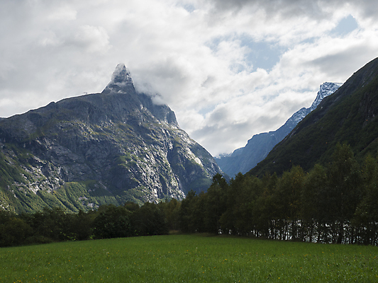 포토 JPG 해외이미지 구름 유럽 도로 길 얼굴 벽 여행 자연 하늘 산 노르웨이 풍경 경사 사람없음 야외 세로 초록색 여름 파란색 계곡 흰색 고속도로 산등성이 굴곡 스칸디나비아 웅장함 절정 해외포토 자연요소 계절 나라 컬러 교통시설 신체부위 생태계 파일형식 이미지허브