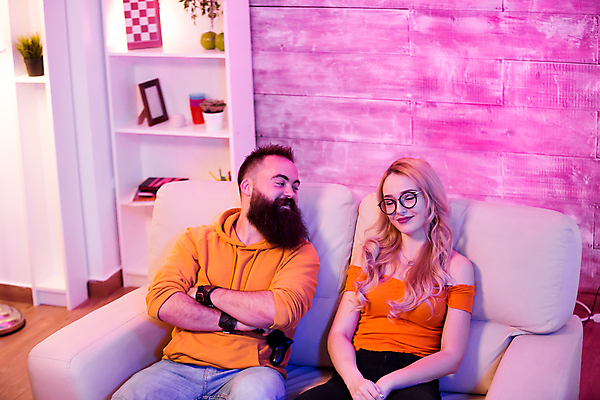 포토 JPG 해외이미지 커플 여자 남자 데이트 함께함 실내 앉기 상반신 성인 취미 두명 앞모습 소파 팔짱 눈감음 경쟁 게임 잠 집중 즐거움 게이머 프로게이머 성인만 안경낌 해외포토 직업 감정 안경 뷰포인트 컨셉 의자 관계 모션 놀이 사람 내부 파일형식 이미지허브