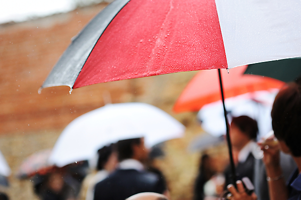 포토 JPG 해외이미지 주간 우산 사람 여러명 상반신 야외 아웃포커스 젖음 비 흐림 해외포토 자연요소 다수 날씨 촬영기법 파일형식 이미지허브