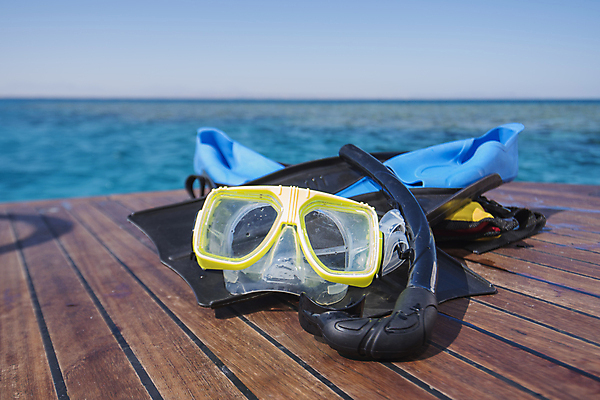 포토 JPG 해외이미지 스포츠 바다 여행 요트 자연 하늘 휴가 항해 가면 사람없음 야외 목재 물 파란색 장비 보트 스노클링 크루즈 갑판 함선 지느러미 물갈퀴 수평선 해외포토 자연요소 나무 컬러 배_교통 재료 수상스포츠 생태계 파일형식 이미지허브