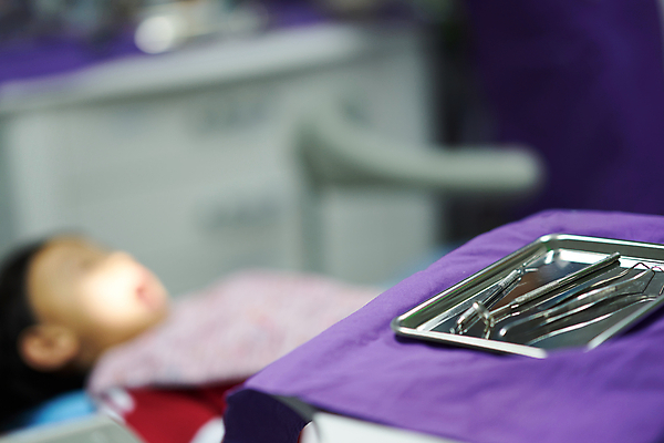 포토 JPG 해외이미지 백인 직업 여자 백그라운드 컨셉 곡선 의자 건강 치과 병원 미소 사람 앉기 성인 사람없음 치료 파란색 세트 사무실 약 거울 장비 환자 의사 흰색 도구 공구 입 치아 모험가 치과의사 고립 돌봄 위생관리 치아교정 해외포토 서양인 선 컬러 가구 비즈니스 의학 모션 표정 관리 신체부위 의료진 소화기관 교정 파일형식 이미지허브