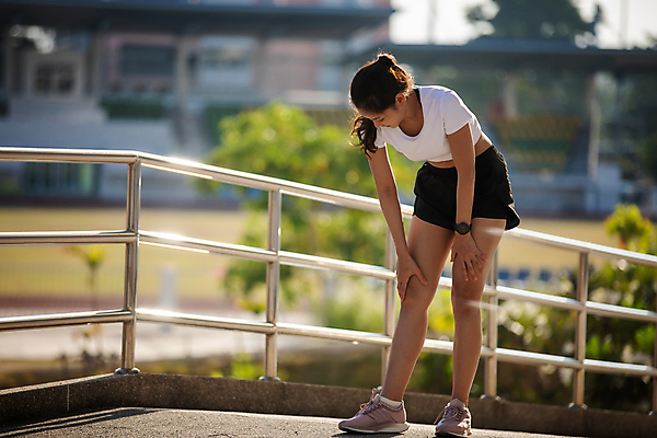 포토 JPG 해외이미지 라이프스타일 공원 여자 스포츠 신발 신체 근육 건강 한명 사람 동양인 성인 야외 달리기 조깅 운동 고통 잡기 상처 사건 연습 스니커즈 무릎 문제 발목 깨짐 달리기선수 부담 양발 해외포토 1 공공시설 감정 운동화 컨셉 모션 발 인종 생활 신체부위 육상선수 파일형식 이미지허브
