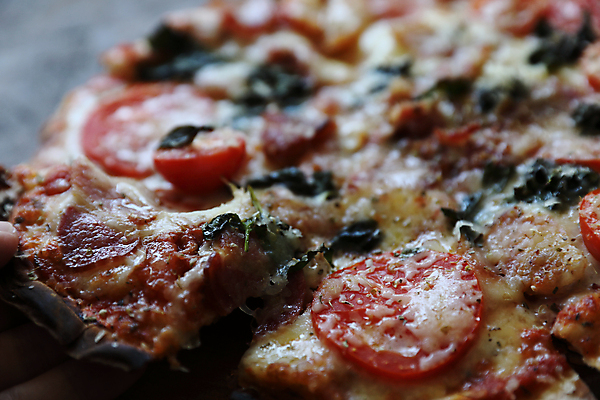 포토 JPG 해외이미지 전통 음식 조각 백그라운드 토마토 채소 탁자 치즈 피자 육류 요리 사람없음 목재 우주 식당 검은색 식사 저녁식사 이탈리아 수확 시골 신선 뜨거움 닫기 맛 정상 굽기 지중해 허브 속도 올리브 반죽 후추 바질 점심식사 마르게리타피자 모짜렐라치즈 페퍼로니 핸드메이드 해외포토 나무 식물 열매 유럽 바다 컬러 가구 컨셉 농업 식재료 재료 모션 유제품 패스트푸드 서양음식 상점 소시지 구이 향신료 파일형식 이미지허브
