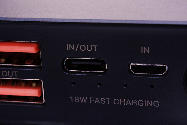 포토 JPG 해외이미지 아이콘 남자 선 이동 장신구 통신 모바일 새로움 버스 사람없음 노트북 스마트폰 컴퓨터 디지털 검은색 자료 힘 공연 장비 흰색 플랫 플러그 확대 연결 접속 USB 속도 포트 C 타입 고립 입력 하드웨어 해외포토 알파벳 육상교통 컬러 컨셉 대중교통 사람 이벤트 전자제품 핸드폰 스마트기기 파일형식 이미지허브