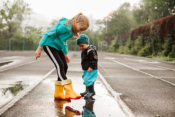 포토 JPG 해외이미지 주간 전신 백인 여자 남자 어린이 놀이 함께함 허리숙이기 남매 서기 소년 야외 두명 옆모습 반사 화목 비 즐거움 웅덩이 남동생 놀기 누나 레인부츠 어린이만 내려보기 해외포토 자연요소 서양인 감정 뷰포인트 컨셉 가족 모션 날씨 부츠 숙이기 사람 동생 파일형식 이미지허브