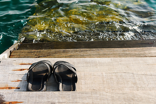 포토 JPG 해외이미지 계절 남자 파도 바다 자연 사람없음 야외 목재 물 파란색 햇빛 갈색 검은색 젖음 판넬 널 샌들 웨이브 장면 잡동사니 내추럴 수목 카피스페이스 해외포토 자연요소 나무 컬러 신발 재료 사람 태양 공백 생태계 파일형식 이미지허브