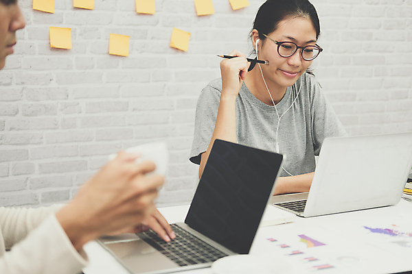 포토 JPG 해외이미지 라이프스타일 이어폰 인터넷 주택 함께함 사람 동양인 두명 노트북 컴퓨터 헤드폰 업무 작업 무선전화기 해외포토 음향기기 컨셉 인종 건물 생활 전자제품 전화기 파일형식 이미지허브