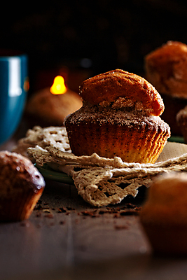 포토 JPG 해외이미지 할머니 음식 조각 잎 서기 사람없음 장식 초록색 갈색 케이크 초콜릿 검은색 어둠 수확 축하 신선 생일 달콤 아침식사 설탕 컵케이크 굽기 크림 묘사 칼로리 부스러기 페스츄리 핸드메이드 개조 해외포토 식물 여자 기념일 노년 빵 컬러 컨셉 농업 모션 디저트 식사 맛 구이 파일형식 이미지허브