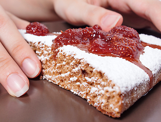 포토 JPG 해외이미지 접시 손 열매 음식 조각 딸기 디저트 요리 사람없음 장식 빨간색 갈색 케이크 초콜릿 식사 빵집 흰색 잡기 생일 체리 달콤 맛 아침식사 잼 설탕 굽기 먹기 크림 산딸기 젤리 무스 슈가파우더 타르트 페스츄리 핸드메이드 프로스팅 해외포토 식물 식기 기념일 빵 컬러 컨셉 과일 모션 신체부위 상점 소스_음식 구이 파이_빵 제빵 파일형식 이미지허브