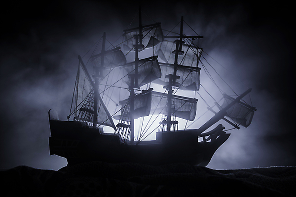 포토 JPG 해외이미지 실루엣 백그라운드 사람없음 빛 흰색 연기 신비 해적선 돛대 해외포토 컬러 컨셉 배_교통 촬영기법 파일형식 이미지허브