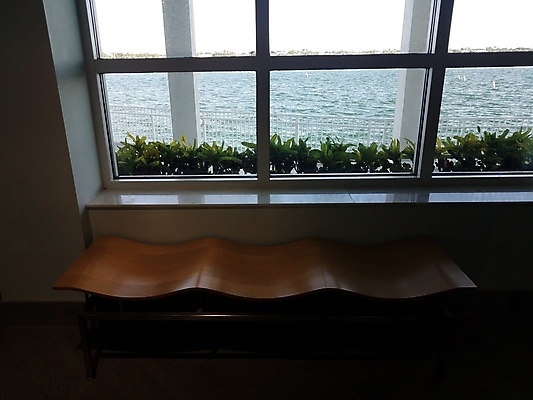 포토 JPG 해외이미지 식물 바다 곡선 벤치 의자 창문 유리 사람없음 내부 목재 물 웨이브 판유리 해외포토 자연요소 나무 선 가구 재료 재질 파일형식 이미지허브