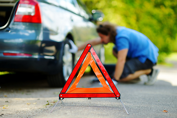 포토 JPG 해외이미지 주간 전신 서양인 남자 도로 자동차 한명 성인 야외 옆모습 아웃포커스 삼각형 무릎꿇기 위험 확인 비상등 성인남자한명만 해외포토 자연요소 도형 외국인 1 길 육상교통 뷰포인트 컨셉 교통시설 모션 촬영기법 사람 남자한명만 성인남자만 파일형식 이미지허브