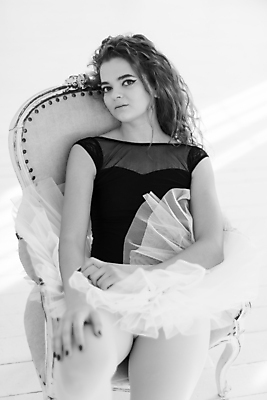 포토 JPG 해외이미지 백인 응시 여자 의자 흑백 실내 한명 사람 앉기 상반신 성인 앞모습 우아함 발레 발레리나 발레복 성인여자한명만 해외포토 서양인 1 시선 옷 뷰포인트 가구 컨셉 모션 촬영기법 내부 춤 여자한명만 성인여자만 파일형식 이미지허브