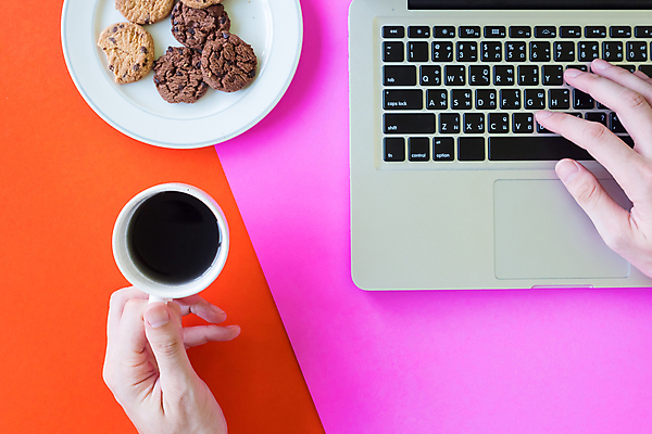 포토 JPG 해외이미지 접시 손 커피 음료 음식 분홍색 컨셉 오렌지 비즈니스 탁자 사람없음 컵 노트북 컴퓨터 컬러풀 사무실 쿠키 검은색 흰색 타이핑 키보드 잡기 업무 작업실 먹기 책상 단절 해외포토 식기 컬러 가구 과일 모션 디저트 신체부위 전자제품 작업 파일형식 이미지허브