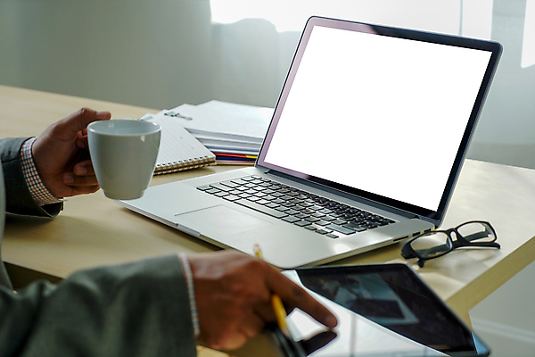 포토 JPG 해외이미지 손 디자인 여자 커피 백그라운드 인터넷 비즈니스 통신 탁자 모바일 사람 사람없음 목재 노트북 컴퓨터 사무실 우주 상점 스크린 모니터 공책 웹 공백 카페 흰색 타이핑 키보드 업무 네트워크 작업실 연결 책상 어깨 온라인 거짓 넘어짐 목업 해외포토 나무 음료 컬러 가구 재료 모션 문구용품 신체부위 전자제품 작업 파일형식 이미지허브