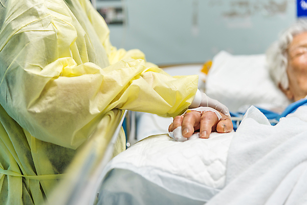 포토 JPG 해외이미지 직업 여자 40대 과학 가족 건강 병원 사랑 사람 동양인 성인 사람없음 치료 희망 고통 환자 간호사 의사 침대 긴급 가운 질병 암 정맥 80대 돌봄 조부모 치유 헬프 해외포토 옷 노년 감정 중년 가구 의학 관계 모션 인종 의료진 도움 혈관 파일형식 이미지허브