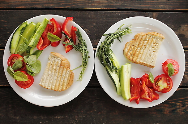 포토 JPG 해외이미지 접시 토마토 실내 요리 사람없음 하이앵글 토스트 바질 건강식 플랫레이 나무배경 해외포토 식기 음식 빵 뷰포인트 백그라운드 채소 내부 플랫 파일형식 이미지허브