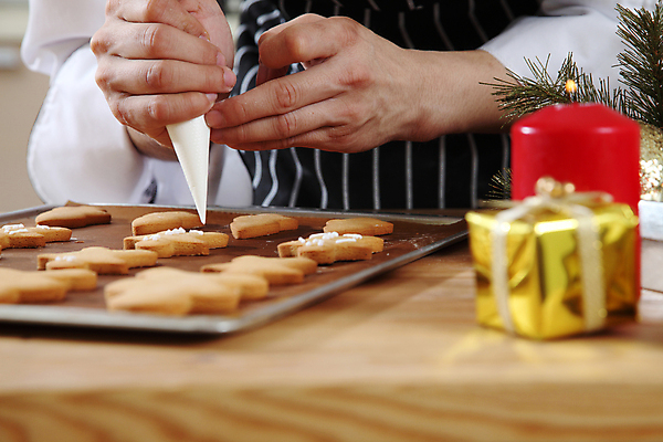 포토 JPG 해외이미지 손 초 쟁반 실내 들기 신체부위 선물상자 쿠키 제과 잡기 그리기 누름 음식데코레이션 짤주머니 해외포토 모션 디저트 선물 사람 내부 상자 제과제빵 제빵도구 파일형식 이미지허브