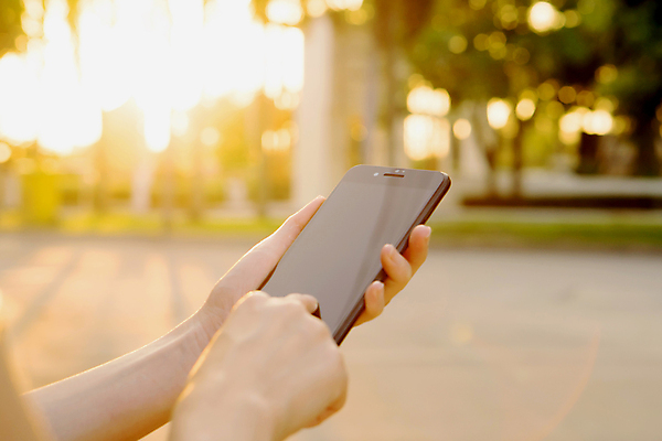 포토 JPG 해외이미지 직업 손 옷 남자 인터넷 비즈니스 통신 손가락 노동자 한명 사람 성인 사람없음 야외 신체부위 가로 스마트폰 핸드폰 사무실 일몰 장비 터치 타이핑 잡기 비즈니스맨 메시지 이메일 아프리카인 연결 전화기 바쁨 지능 여자만 성인여자한명만 성인만 카피스페이스 해외포토 외국인 1 모션 전자제품 스마트기기 노을 공백 직장인 여자한명만 성인여자만 파일형식 이미지허브