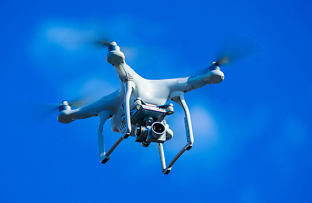 포토 JPG 해외이미지 직업 백그라운드 하늘 안테나 사람없음 파란색 카메라 디지털 장비 흰색 로봇 프로펠러 감시 멀리 동영상 혁명 드론 스파이 제어 해외포토 컬러 컨셉 통신 전자제품 파일형식 이미지허브