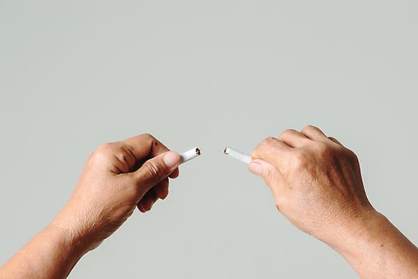 포토 JPG 해외이미지 라이프스타일 손 담배 들기 신체부위 건강관리 자르기 흰배경 금연 금연선언 실천 해외포토 캠페인 백그라운드 모션 건강 관리 사람 생활 흰색 사회이슈 파일형식 이미지허브