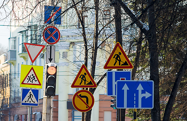 포토 JPG 해외이미지 계절 도로 교통시설 자동차 거리 경고 사람없음 건물 빨간색 빛 반사 도시 보행자 횡단보도 수리 위험 큼 심볼 사인 신호 도로표지판 얼룩말 타운 실수 건너기 그만 방법 잘못 주목 혼란 많음 해외포토 건축물 길 육상교통 컬러 교통 컨셉 모션 말_동물 표지판 보행로 크기 시설 파일형식 이미지허브