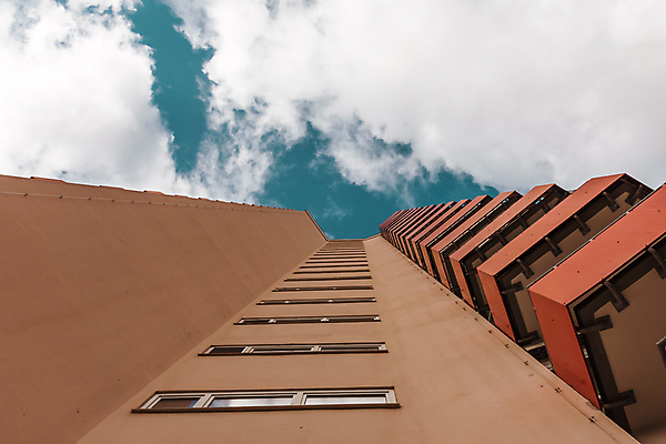 포토 JPG 해외이미지 구름 외관 유럽 비즈니스 건축양식 창문 하늘 미래 새로움 아파트 주택 사람없음 야외 건물 빨간색 파란색 도시풍경 컬러풀 고층빌딩 블록 발코니 흰색 도시 플랫 도심 정상 큼 아래 상승 각도 장면 지역 명승지 철강 생존 많음 해외포토 자연요소 건축물 건축 나라 컬러 컨셉 풍경 빌딩 크기 방향 위치 파일형식 이미지허브