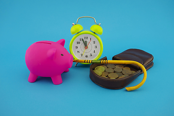 포토 JPG 해외이미지 백그라운드 지팡이 사람없음 동전 저축 돼지저금통 자명종 절약 파란배경 해외포토 시계 컨셉 돈 금융 파란색 저금통 알람 파일형식 이미지허브