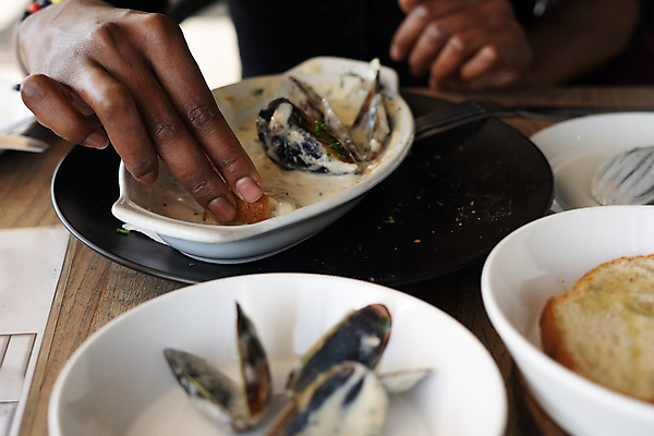 포토 JPG 해외이미지 접시 손 여자 음식 조개 건강 사람 사람없음 신체부위 식당 검은색 식사 신선 고급 맛 먹기 고객 해산물 홍합 매각 해외포토 식기 컬러 컨셉 모션 어패류 상점 파일형식 이미지허브