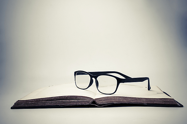 포토 JPG 해외이미지 교육 종이 안경 백그라운드 학교 사람없음 책 스터디 쪽지 정보 수확 덮개 흰색 오픈 역사 읽기 오브젝트 교과서 대학교 문서 문학 페이지 양장본 옛날 해외포토 잡화 컬러 농업 모션 교재 학습 뚜껑 파일형식 이미지허브