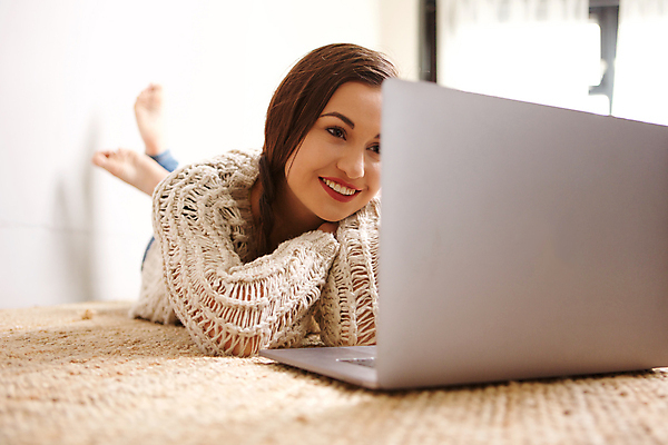 포토 JPG 해외이미지 백인 모델 1 학생 라이프스타일 응시 여자 행복 얼굴 백그라운드 휴식 바닥 주택 한명 미소 사람 앉기 성인 노트북 컴퓨터 유행 우주 흰색 자신감 시원함 긍정 땅바닥 스타일 해외포토 서양인 시선 감정 컬러 컨셉 모션 표정 건물 생활 신체부위 전자제품 파일형식 이미지허브