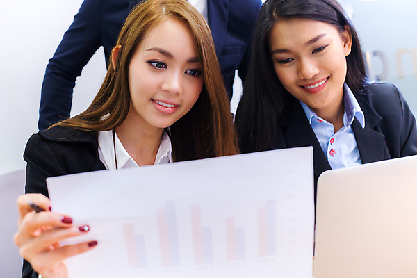 포토 JPG 해외이미지 직업 여자 회사 비즈니스 성공 기술 사람 동양인 두명 옆모습 사무실 유행 방 기차 직장인 그룹 목표 주식 토론 상인 종업원 경영자 이익 세대 개선 멘토링 브레인스토밍 해외포토 교육 육상교통 뷰포인트 컨셉 대중교통 인종 금융 리더 파일형식 이미지허브