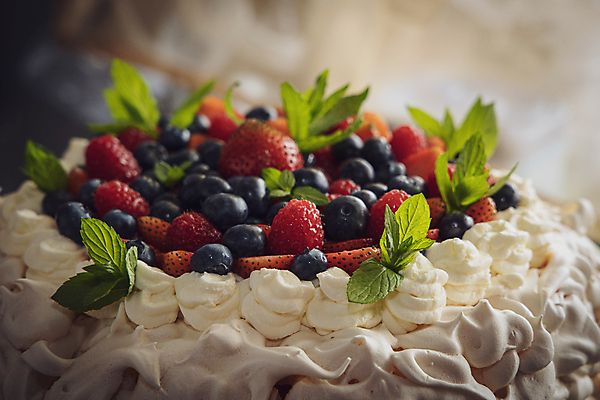 포토 JPG 해외이미지 열매 음식 백그라운드 다이어트 과일 딸기 디저트 사람없음 빨간색 초록색 컬러풀 케이크 식사 흰색 신선 달콤 맛 먹기 민트 크림 블루베리 산딸기 머랭 숙성 해외포토 식물 컬러 컨셉 모션 건강 허브 파일형식 이미지허브