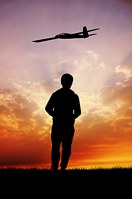 포토 JPG 해외이미지 남자 실루엣 어린이 일러스트 비행기 소년 사람없음 야외 장난감 햇빛 일몰 리모컨 프로펠러 글라이더 해외포토 항공교통 대중교통 촬영기법 사람 태양 노을 파일형식 이미지허브