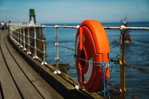 포토 JPG 해외이미지 유럽 길 파도 바다 여행 벤치 가족 하늘 휴가 휴식 영국 잉글랜드 안전 풍경 사람없음 목재 물 여름 파란색 걷기 항구 수영 봄 반지 절약 보트 서핑 널 요크셔테리어 질감 고무 부표 구명용품 안전요원 해외포토 자연요소 나무 계절 나라 컬러 컨셉 배_교통 의자 재료 장신구 관계 교통시설 모션 수상스포츠 안전장비 테리어 파일형식 이미지허브