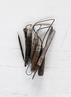 포토 JPG 해외이미지 디자인 조각 백그라운드 탁자 기술 창조 미술 취미 사람없음 목재 세트 쌓기 금속 침묵 장비 도구 공구 업무 도자기 그룹 작업실 칼 공예 오브젝트 그림 질감 날카로움 예술가 위치 점토 기어 DIY 조각가 중고 커터 핸드메이드 해외포토 나무 가구 재료 모션 재질 문화예술 소리 작업 파일형식 이미지허브