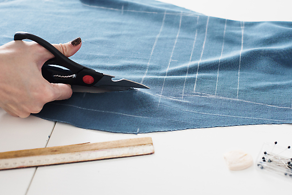 포토 JPG 해외이미지 손 가위 기술 실내 사람 신체부위 하이앵글 작업 디자이너 자르기 가위질 재단 재단사 재단가위 해외포토 직업 뷰포인트 모션 문구용품 가위_도구 내부 파일형식 이미지허브