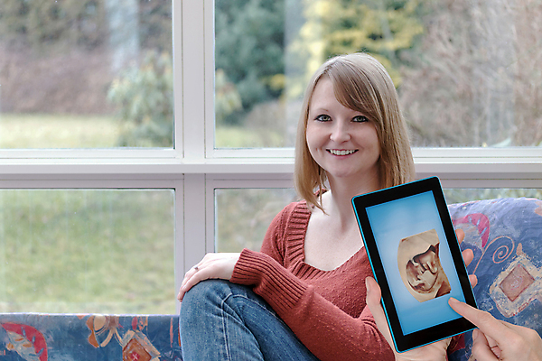 포토 JPG 해외이미지 라이프스타일 여자 행복 감정 어린이 가족 엄마 주택 건강 한명 사람 앉기 부모 알약 희망 임산부 임신 방 아기 결과 예측 그림 태교 긍정 태아 보여주기 돌봄 해외포토 1 컨셉 관계 모션 건물 생활 약 파일형식 이미지허브