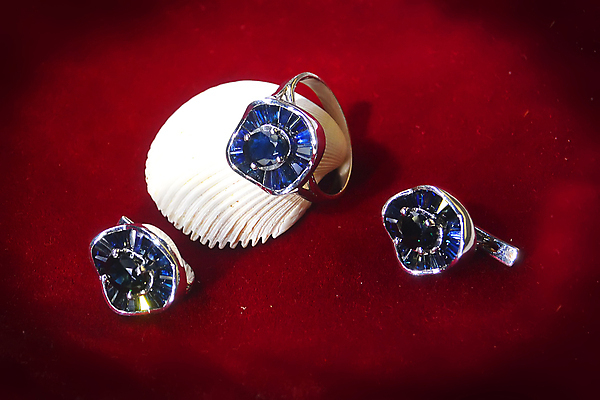 포토 JPG 해외이미지 디자인 결혼 백그라운드 목걸이 팔찌 선물 사람없음 빛 유행 귀걸이 반지 화려 황금 고급 바게트 크리스탈 보석 수집 에메랄드 다이아몬드 보물 고립 사파이어 전용 핸드메이드 해외포토 빵 컨셉 장신구 이벤트 광석 파일형식 이미지허브