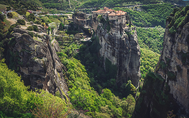 포토 JPG 해외이미지 전통 종교 도로 십자가 건축양식 자동차 산 파노라마 풍경 사람없음 건물 교회 마을 계곡 일몰 시골 역사 재산 정상 그리스 언덕 신성 수도원 그리스인 복잡 수녀원 옛날 회랑 메테오라 해외포토 서양인 건축물 건축 유럽 길 육상교통 컨셉 종교건축 교통시설 촬영기법 금융 노을 세계문화유산 복도 파일형식 이미지허브