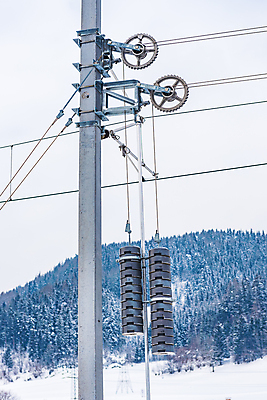 포토 JPG 해외이미지 산업 선 교통시설 하늘 사람없음 야외 파란색 탑 금속 힘 에너지 네트워크 연결 위험 철 묘사 머리위 철사 볼트 시스템 봉 철탑 스위치 분배 선로 전압 줄서기 철강 공급 해외포토 건축물 컬러 교통 컨셉 모션 재질 공구 시설 파일형식 이미지허브