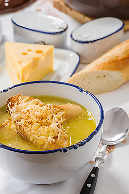 포토 JPG 해외이미지 접시 음식 빵 다이어트 채소 양파 치즈 건강 요리 사람없음 세로 노란색 숟가락 식사 저녁식사 흰색 사발 수프 바게트 먹기 토스트 프랑스어 채식주의자 핸드메이드 해외포토 문자 식기 컬러 모션 유제품 수저 사기그릇 채식 파일형식 이미지허브