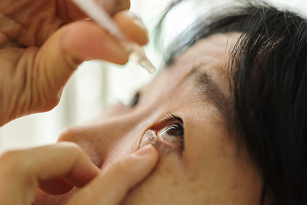 포토 JPG 해외이미지 손 여자 얼굴 건조 건강 병원 한명 사람 동양인 성인 치료 약 머리 의사 짜증 잡기 액체 떨어짐 상품 눈동자 눈썹 약국 눈물 시력 비전 문제 테라피 알레르기 돌봄 염증 인공 신청 해외포토 1 감정 컨셉 의학 모션 인종 신체부위 뷰티 의료진 눈_신체부위 질병 파일형식 이미지허브