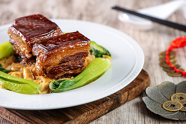 포토 JPG 해외이미지 접시 실내 돼지고기 사람없음 아웃포커스 중식 동전 청경채 나무도마 동파육 나무배경 해외포토 식기 음식 백그라운드 돈 채소 도마 촬영기법 육류 내부 목재 파일형식 이미지허브