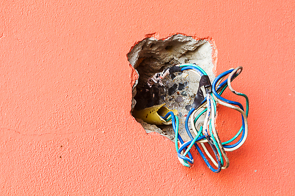 포토 JPG 해외이미지 벽 백그라운드 오렌지 주택 안전 사람없음 내부 빨간색 파란색 상자 힘 방 장비 에너지 공구 업무 수리 콘센트 연결 위험 땅 심플 철사 볼트 삽입 설치 업그레이드 전압 해외포토 컬러 컨셉 과일 건물 도구 작업 파일형식 이미지허브