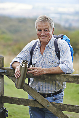 포토 JPG 해외이미지 백인 응시 남자 행복 음료 지도 배낭 휴식 영국 건강 한명 미소 사람 취미 가로 걷기 산책 하이킹 마시기 시골 60대 은퇴 플라스크 대문 따뜻한음료 카피스페이스 해외포토 서양인 1 시선 노년 감정 유럽 컨셉 가방 모션 레저 표정 실험기구 문 공백 파일형식 이미지허브