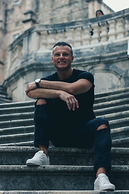 포토 JPG 해외이미지 백인 모델 1 학생 라이프스타일 응시 남자 행복 백그라운드 비즈니스 통신 모바일 세포 한명 미소 사람 앉기 성인 야외 스마트폰 컴퓨터 유행 계단 검은색 표현 도시 비즈니스맨 자신감 시원함 스마트 단계 해외포토 서양인 시선 감정 컬러 컨셉 모션 표정 생활 전자제품 핸드폰 스마트기기 직장인 파일형식 이미지허브